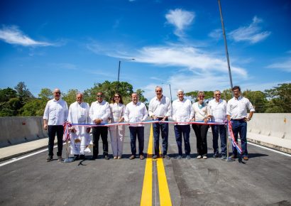 Abinader entrega nuevo puente sobre el río Camú y restablece tránsito entre Santiago y Puerto Plata