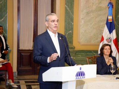 Abinader recibe estudio de la OCDE y llama a pasar del diagnóstico a la acción