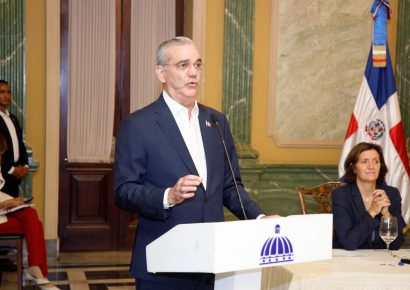 Abinader recibe estudio de la OCDE y llama a pasar del diagnóstico a la acción