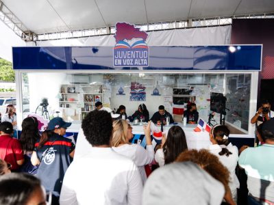 Jóvenes dominicanos superan récord Guinness de lectura continua