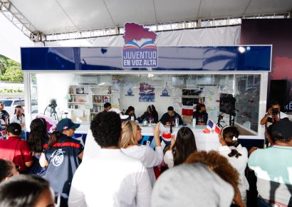 Jóvenes dominicanos superan récord Guinness de lectura continua