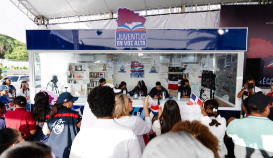Jóvenes dominicanos superan récord Guinness de lectura continua