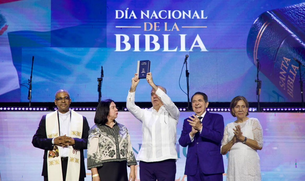 Comunidad cristiana distingue a Abinader por su apoyo a la fe y las Sagradas Escrituras