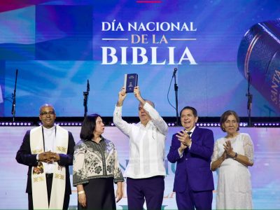 Comunidad cristiana distingue a Abinader por su apoyo a la fe y las Sagradas Escrituras