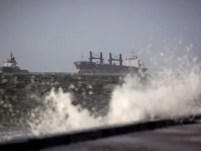 Carguero se incendia en un puerto de China y deja un número indeterminado de víctimas
