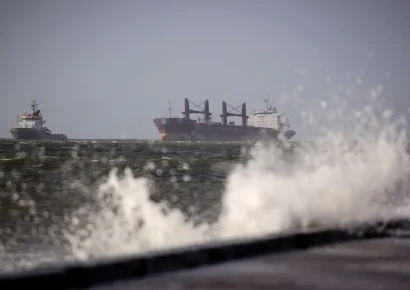 Carguero se incendia en un puerto de China y deja un número indeterminado de víctimas