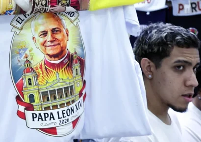 Camisetas reflejan la identidad peruana del papa León XIV ante su visita al país