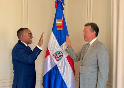 Ito Bisonó juramenta a Víctor Pichardo como cónsul en Mayagüez