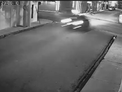 Vehículo con haitianos irregulares impacta motocicleta en plena huida