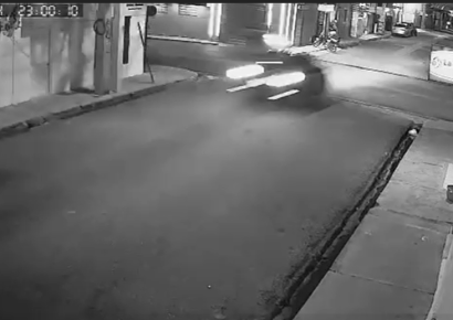 Vehículo con haitianos irregulares impacta motocicleta en plena huida