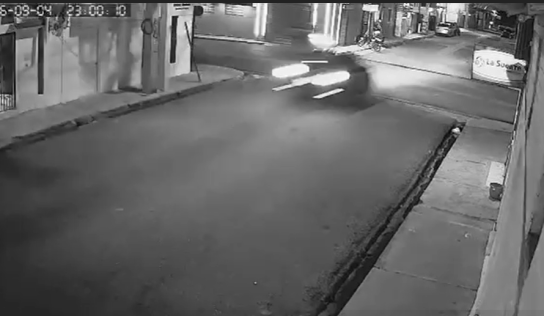 Vehículo con haitianos irregulares impacta motocicleta en plena huida