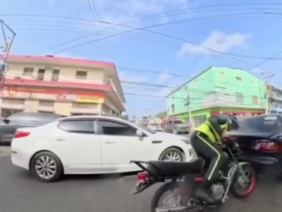 Agente de Digesett choca mientras usaba celular en motocicleta
