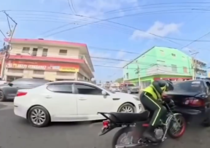 Agente de Digesett choca mientras usaba celular en motocicleta