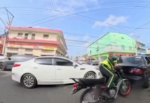 Agente de Digesett choca mientras usaba celular en motocicleta