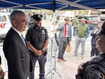 Abinader camina entre neoyorquinos para llegar a reunión Meta 2036