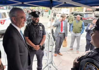Abinader camina entre neoyorquinos para llegar a reunión Meta 2036