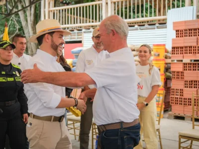 Presidente de Colombia entrega su primer salario a hogares geriátricos afectados por terremoto