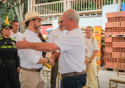 Presidente de Colombia entrega su primer salario a hogares geriátricos afectados por terremoto