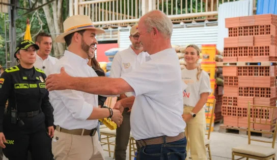 Presidente de Colombia entrega su primer salario a hogares geriátricos afectados por terremoto