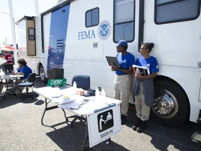 Jueza federal declara ilegal el plan para reducir a la mitad el personal de FEMA