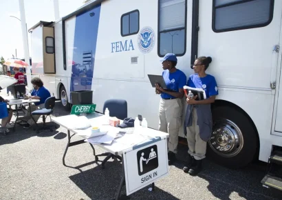 Jueza federal declara ilegal el plan para reducir a la mitad el personal de FEMA