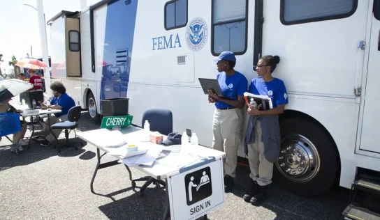 Jueza federal declara ilegal el plan para reducir a la mitad el personal de FEMA