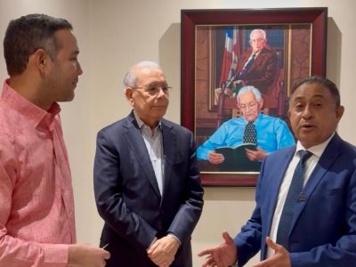 Danilo Medina y Johnny Pujols reciben carnet del PLD