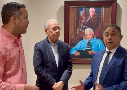 Danilo Medina y Johnny Pujols reciben carnet del PLD