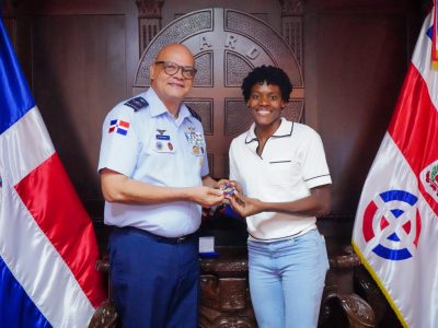 Comandante general de la FARD comparte con Marileidy Paulino durante encuentro institucional