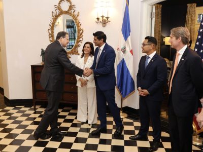 Embajadora de EE. UU. en RD, Leah Campos, presenta en su residencia a nuevos líderes de la misión diplomática