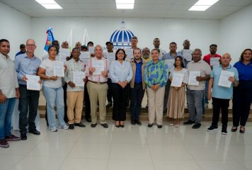 Gobierno entrega RD$20.4 millones en bonos de riego y energía solar
