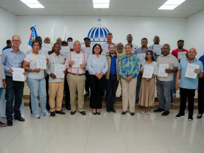 Gobierno entrega RD$20.4 millones en bonos de riego y energía solar