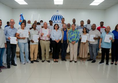 Gobierno entrega RD$20.4 millones en bonos de riego y energía solar