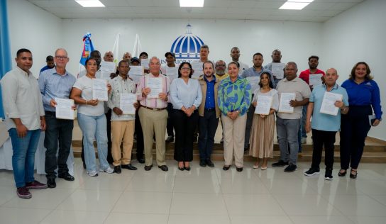 Gobierno entrega RD$20.4 millones en bonos de riego y energía solar