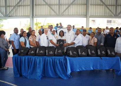 Inefi entrega utilería y 5,000 kits en Cotuí y La Vega