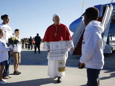 El papa León XIV llega a Francia y es recibido por Macron en el aeropuerto