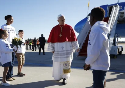 El papa León XIV llega a Francia y es recibido por Macron en el aeropuerto
