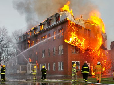 Incendio destruye vivienda y comercio en la Ciudad Colonial