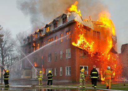 Incendio destruye vivienda y comercio en la Ciudad Colonial