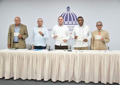 Comisión Nacional del Cacao e Inposdom conmemoran 50 años de historia con sello postal