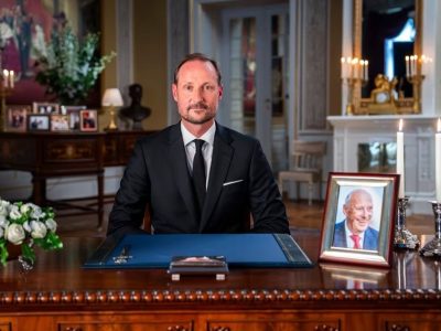 El rey Haakon VIII jura la Constitución y asume oficialmente el trono de Noruega