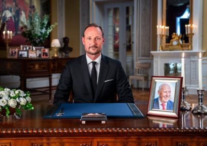 El rey Haakon VIII jura la Constitución y asume oficialmente el trono de Noruega