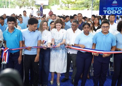 Gobierno entrega techado en centro educativo de Mao