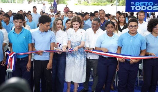 Gobierno entrega techado en centro educativo de Mao
