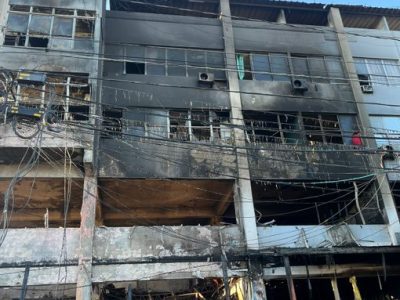 Incendio frente a la UASD destruye edificio y deja varias familias afectadas