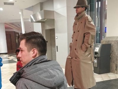 Dos niños intentan entrar al cine disfrazados de adulto en Nueva York