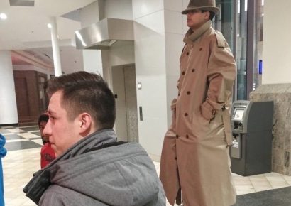 Dos niños intentan entrar al cine disfrazados de adulto en Nueva York