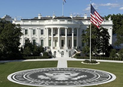 Trump inaugura helipuerto de granito en la Casa Blanca