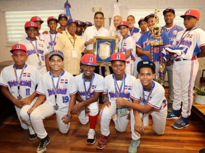 Niños dominicanos entregan medalla de oro a Abinader y Bautista