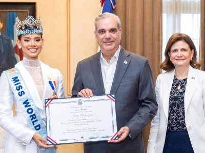Presidente Abinader recibe a Joheirry Mola, Miss Mundo 2026, en el Palacio Nacional